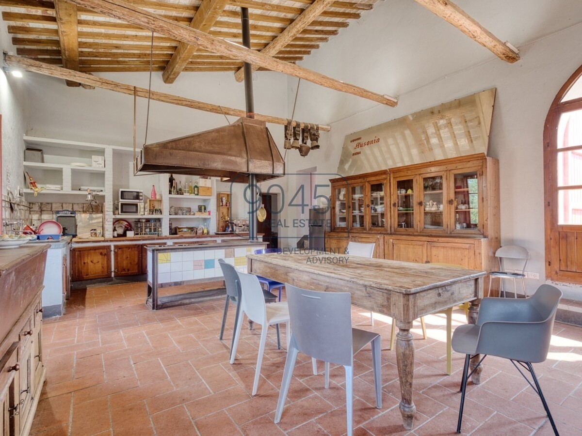 Toskanisches Borgo mit Weinbergen im Herzen der Hügel von Siena