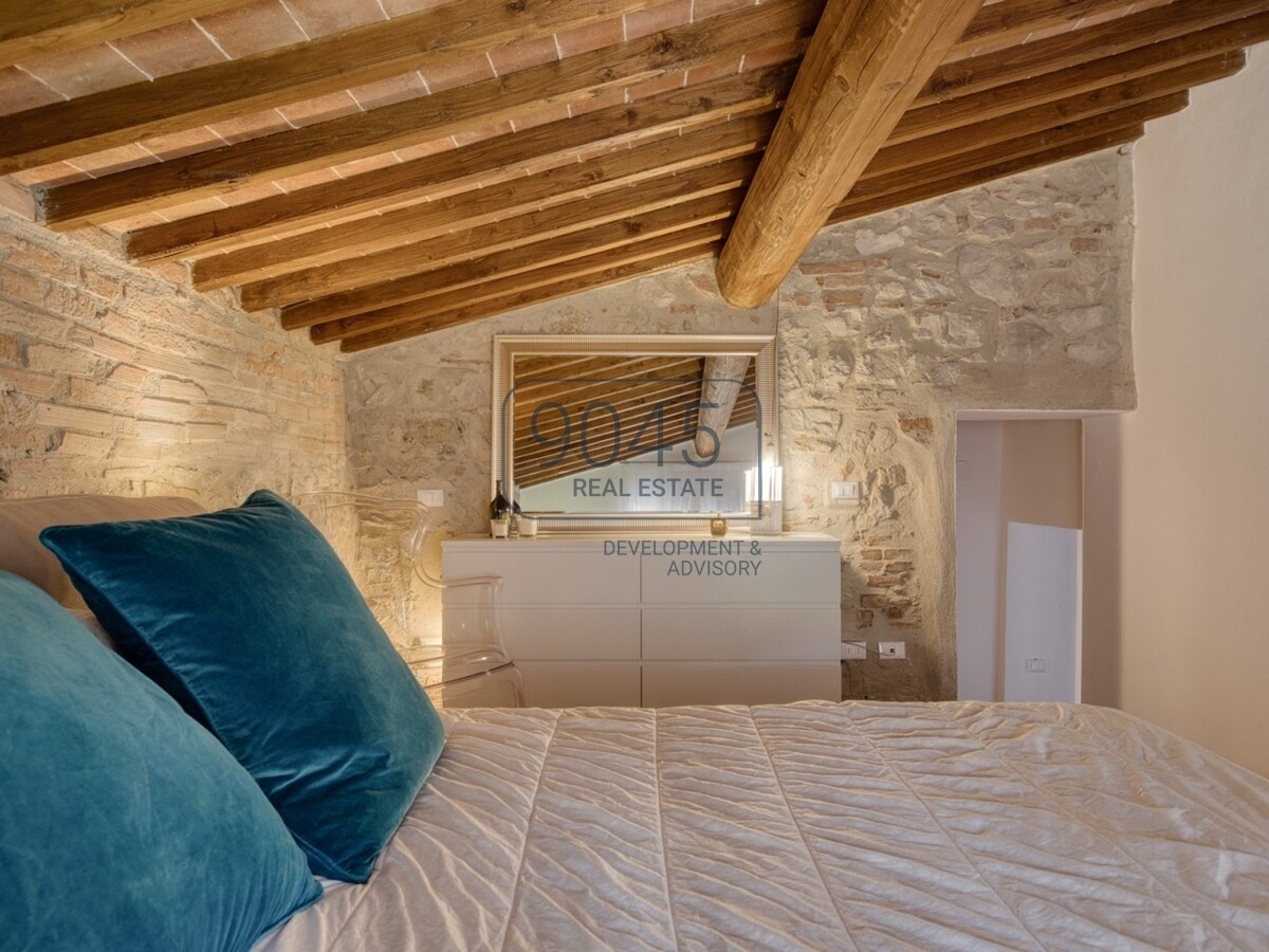 Toskanisches Borgo mit Weinbergen im Herzen der Hügel von Siena