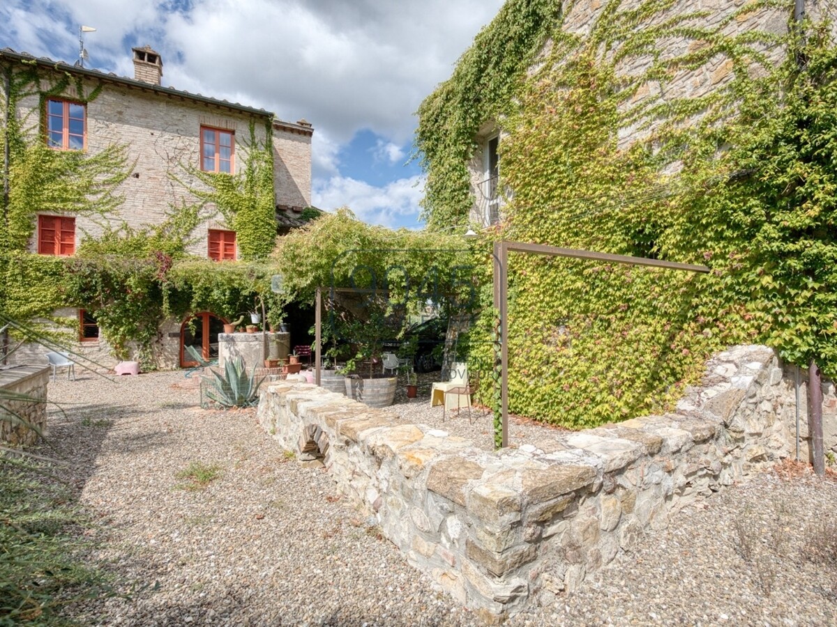 Toskanisches Borgo mit Weinbergen im Herzen der Hügel von Siena
