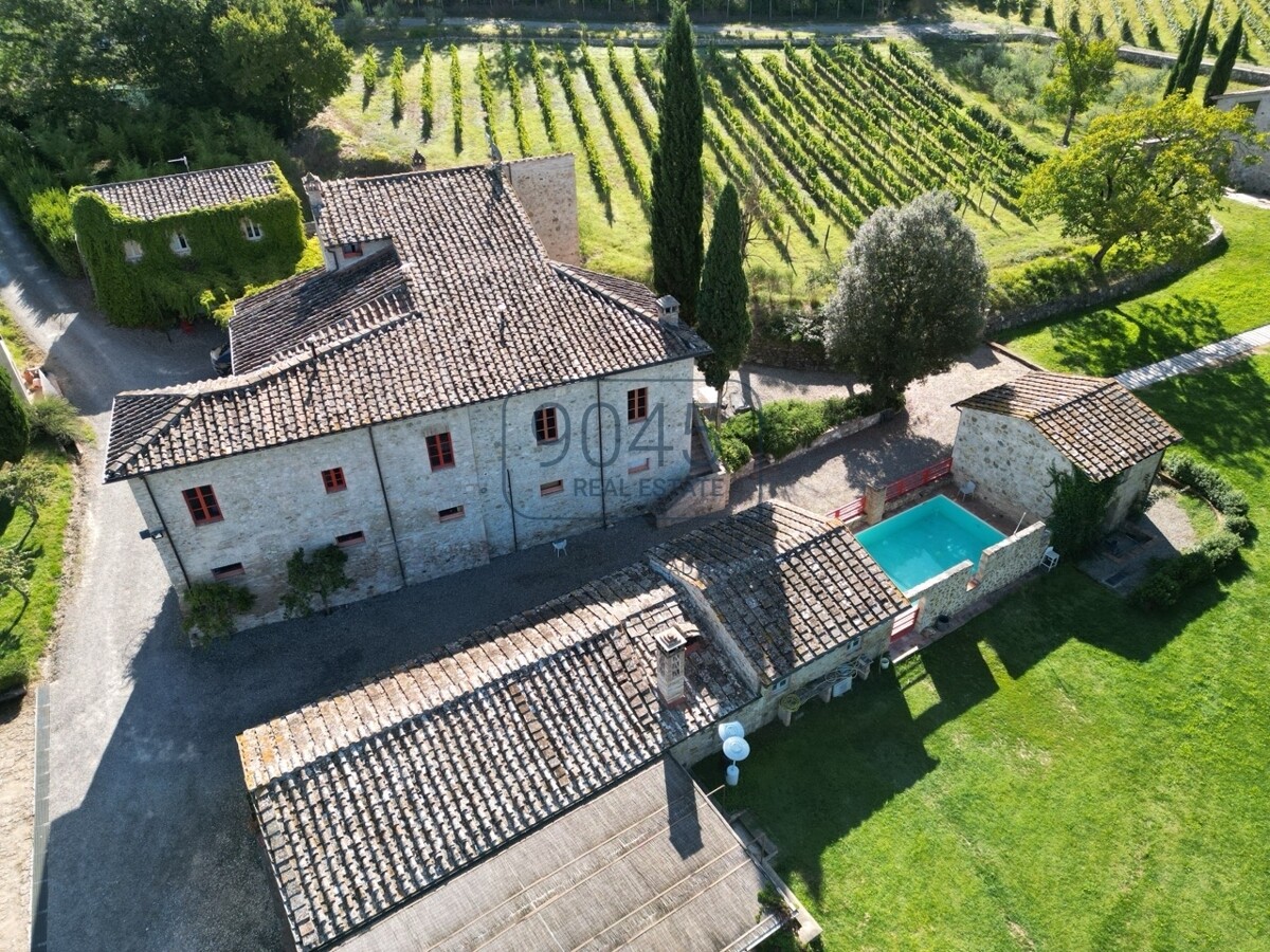 Toskanisches Borgo mit Weinbergen im Herzen der Hügel von Siena