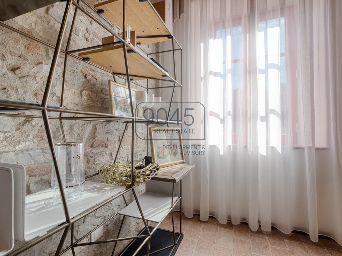 Toskanisches Borgo mit Weinbergen im Herzen der Hügel von Siena