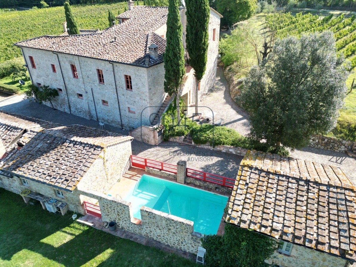 Toskanisches Borgo mit Weinbergen im Herzen der Hügel von Siena