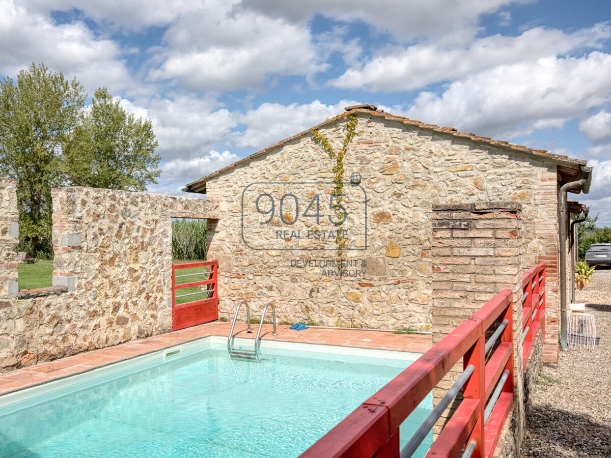 Toskanisches Borgo mit Weinbergen im Herzen der Hügel von Siena