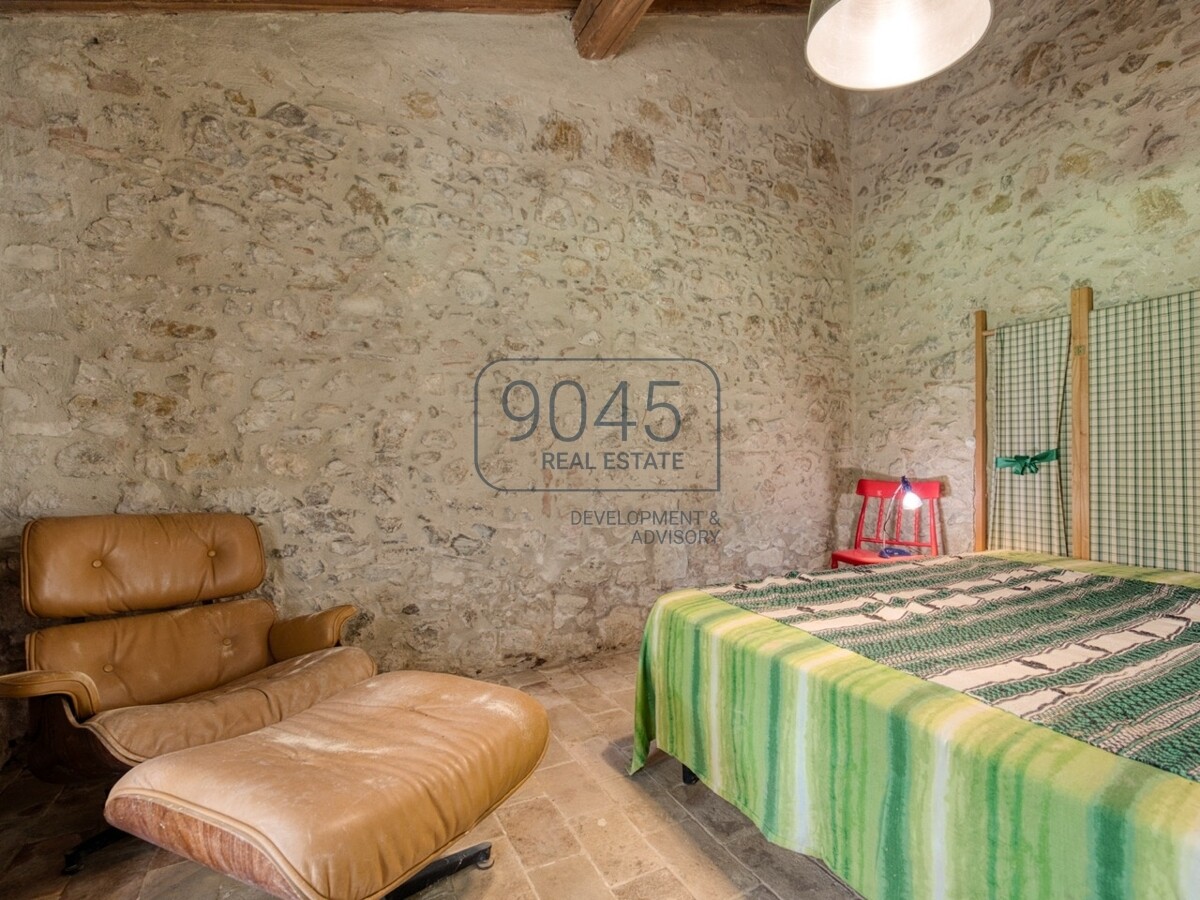 Toskanisches Borgo mit Weinbergen im Herzen der Hügel von Siena