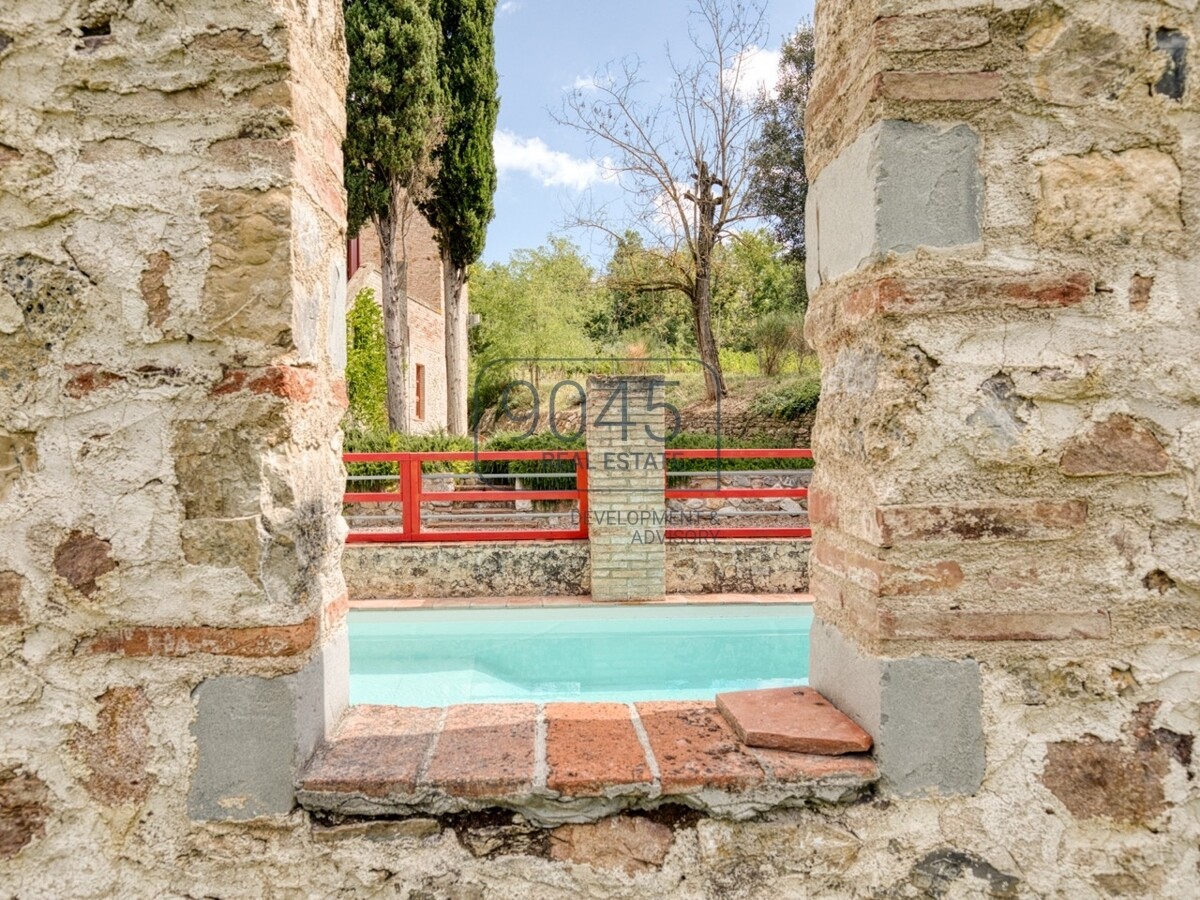 Toskanisches Borgo mit Weinbergen im Herzen der Hügel von Siena