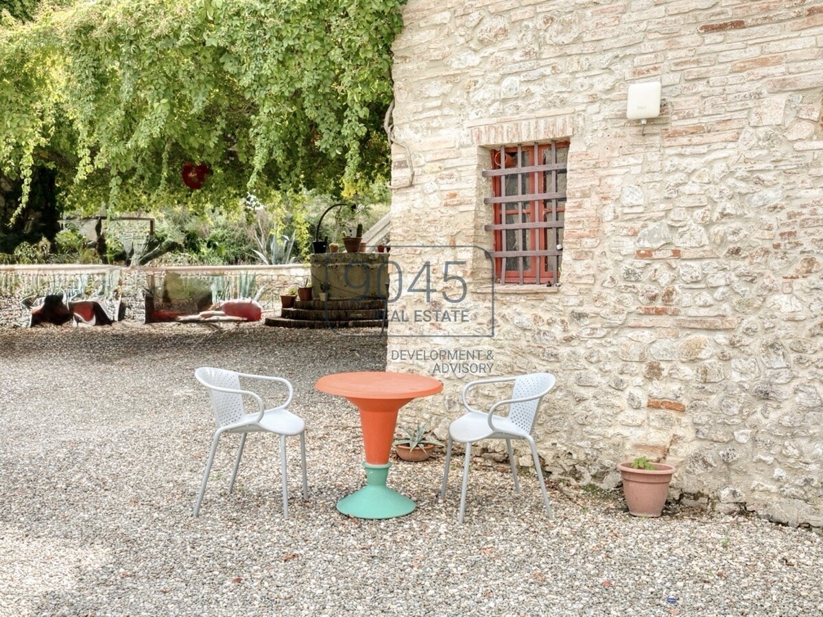 Toskanisches Borgo mit Weinbergen im Herzen der Hügel von Siena