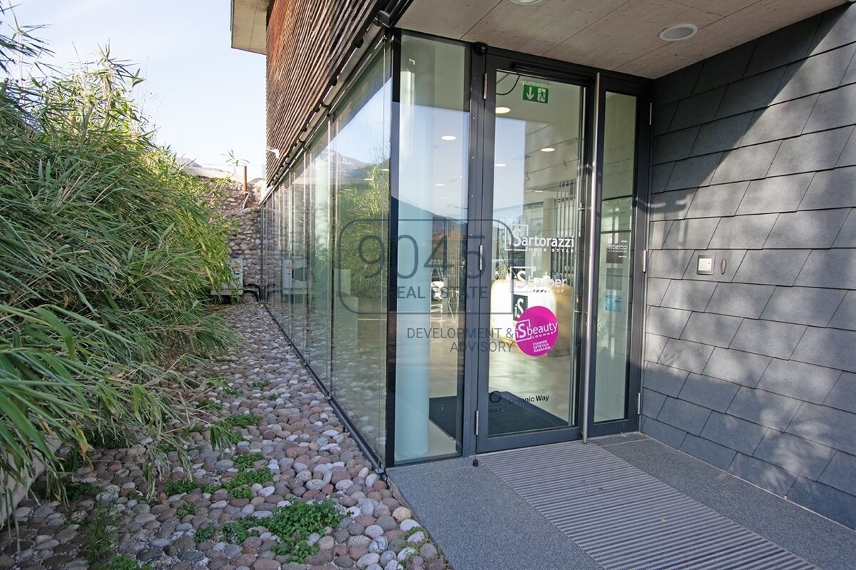Moderne Gewerbeimmobilie in Top-Lage von Ala