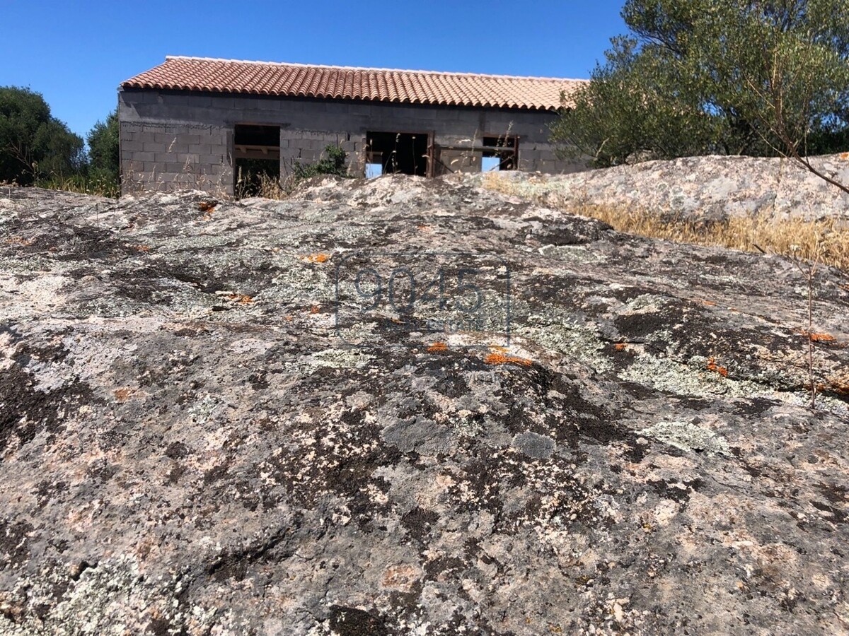 Exklusiver „Stazzo Gallurese“ mit Meerblick und großem Naturgrundstück – Aglientu