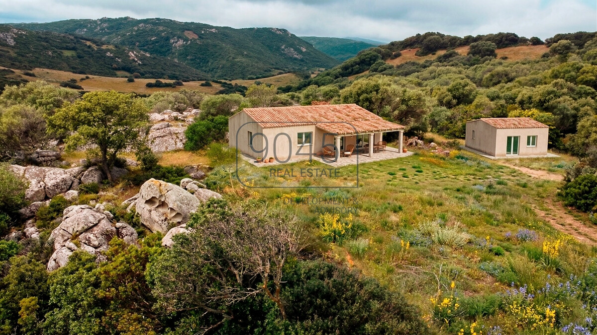 Exklusiver „Stazzo Gallurese“ mit Meerblick und großem Naturgrundstück – Aglientu