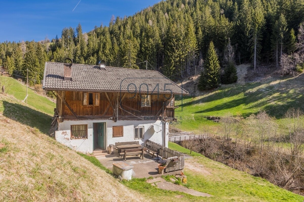 Charmanter Bergbauernhof mit großem Grundstück in Alleinlage in Jenesien