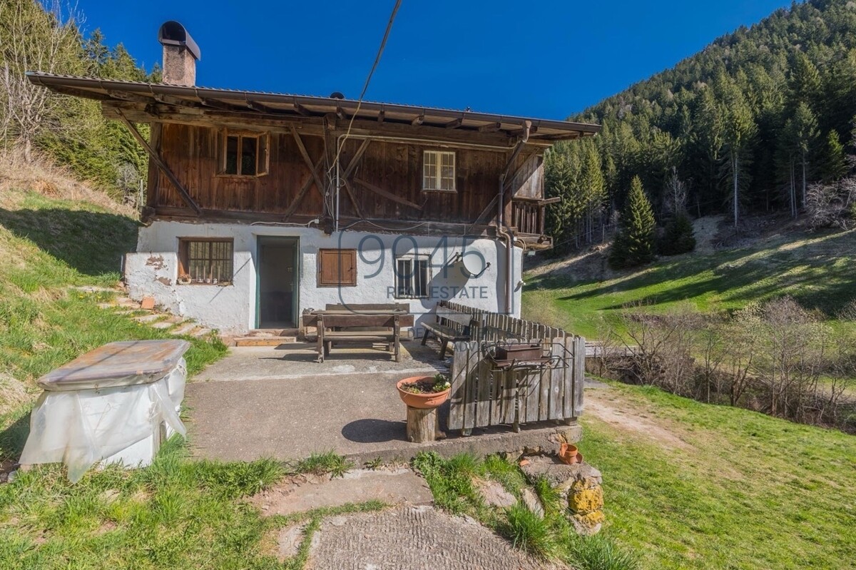Charmanter Bergbauernhof mit großem Grundstück in Alleinlage in Jenesien