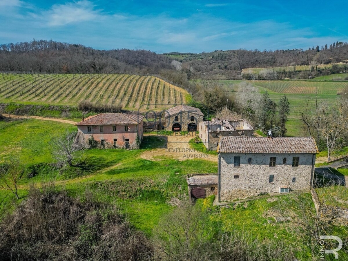 Historisches Schloss mit 61 Hektar Wein- und Landwirtschaft im Chianti