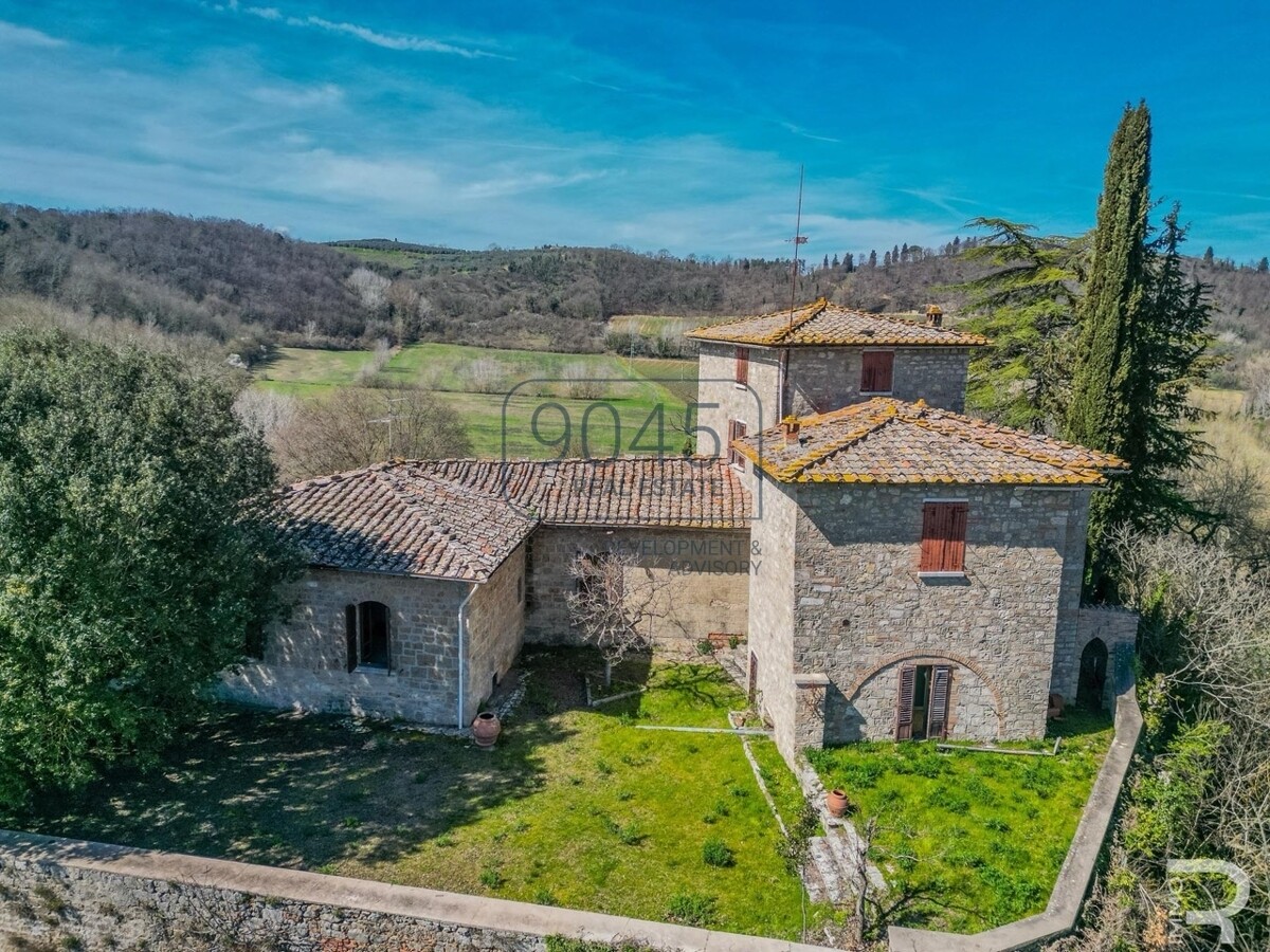 Historisches Schloss mit 61 Hektar Wein- und Landwirtschaft im Chianti