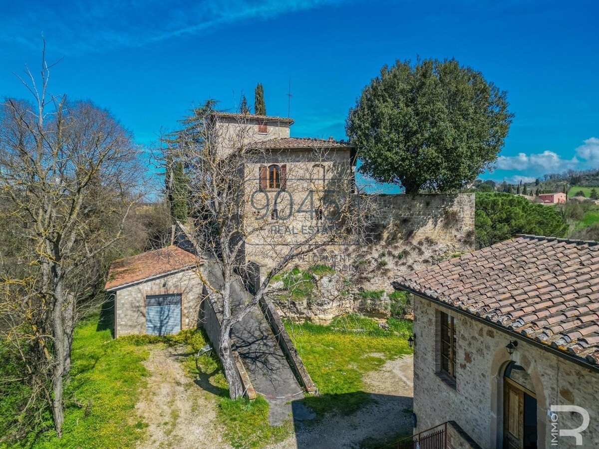 Historisches Schloss mit 61 Hektar Wein- und Landwirtschaft im Chianti