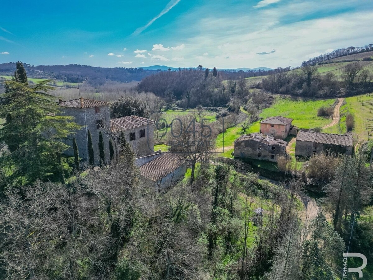 Historisches Schloss mit 61 Hektar Wein- und Landwirtschaft im Chianti