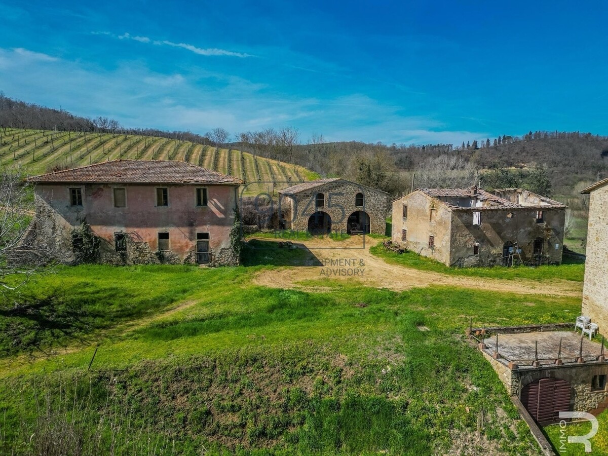 Historisches Schloss mit 61 Hektar Wein- und Landwirtschaft im Chianti