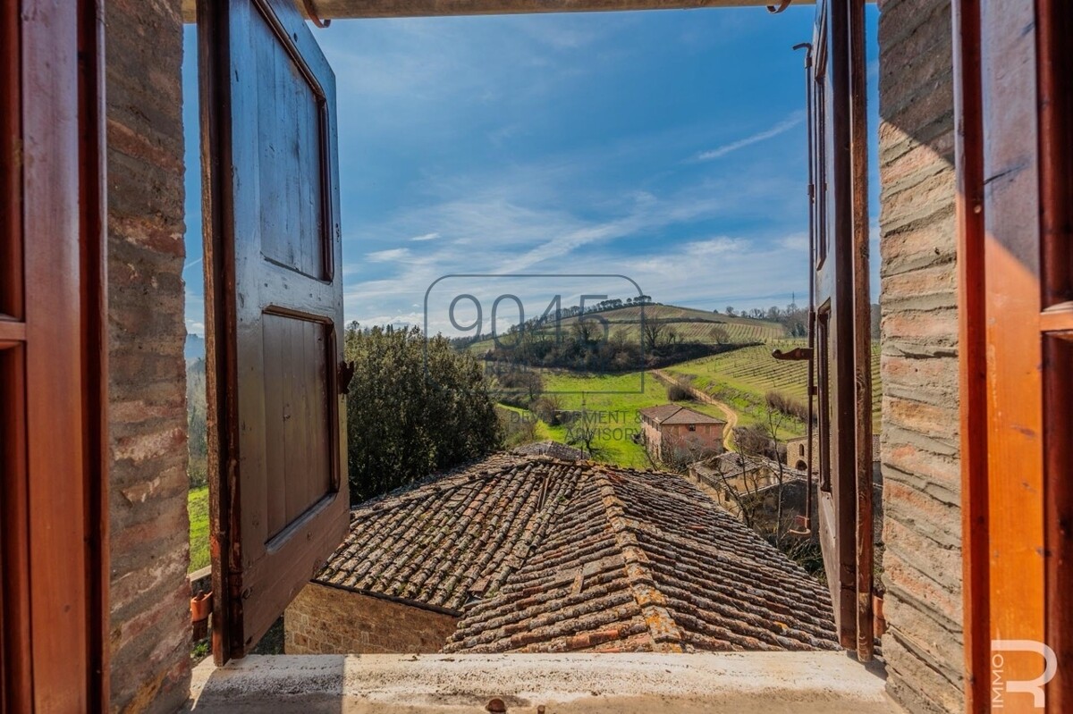 Historisches Schloss mit 61 Hektar Wein- und Landwirtschaft im Chianti)
