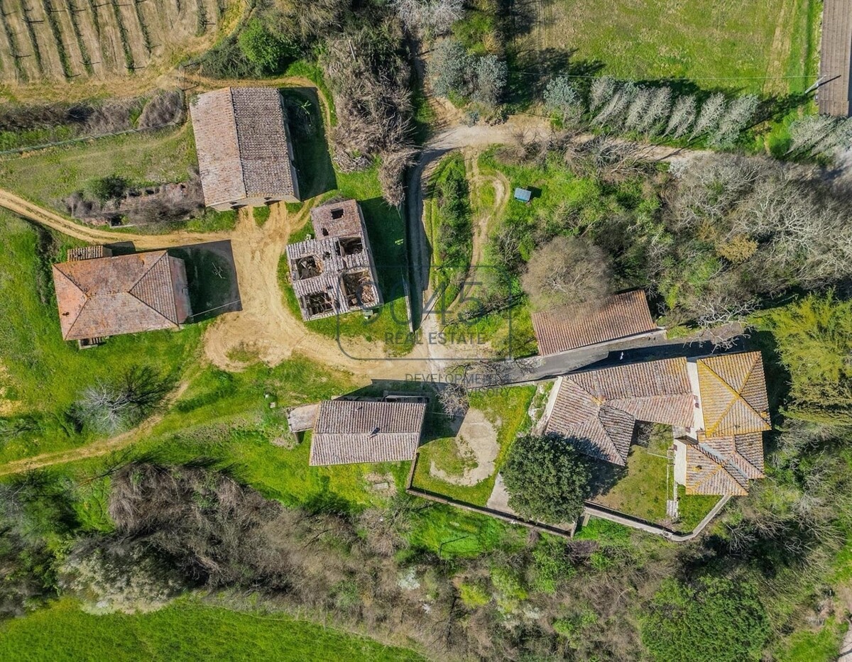 Historisches Schloss mit 61 Hektar Wein- und Landwirtschaft im Chianti