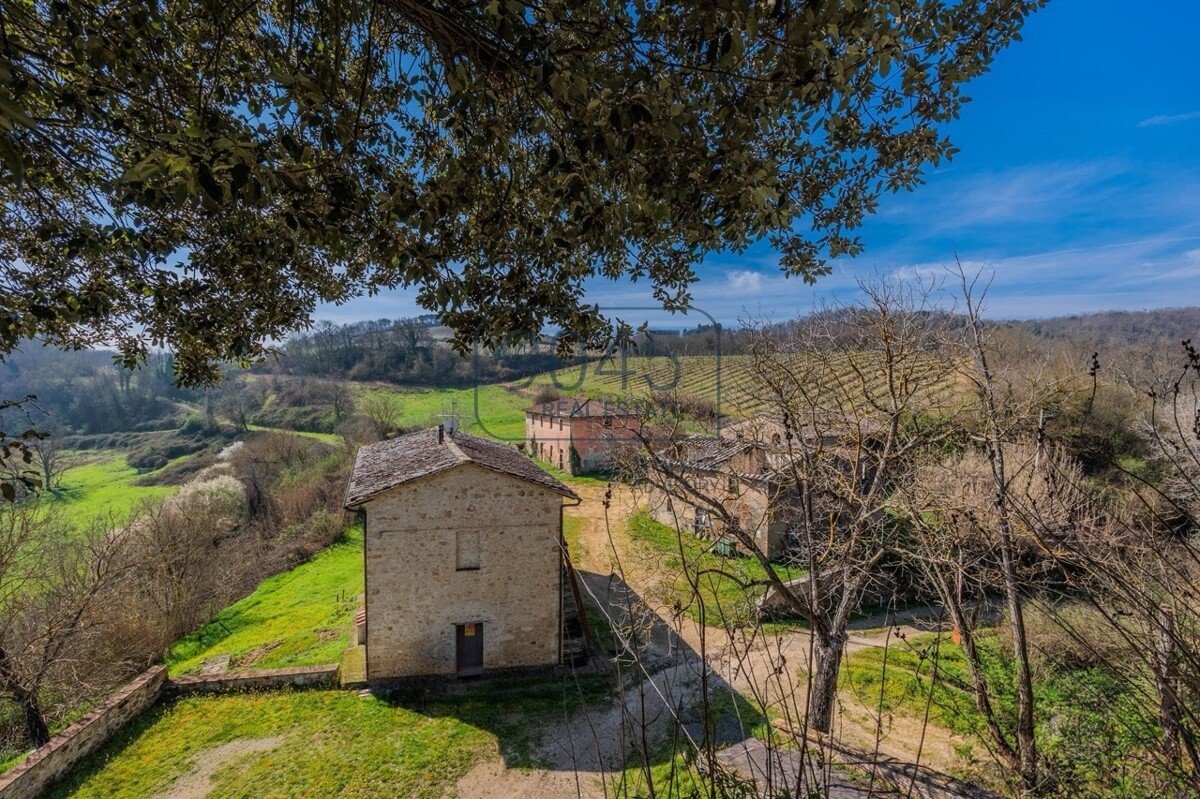 Historisches Schloss mit 61 Hektar Wein- und Landwirtschaft im Chianti