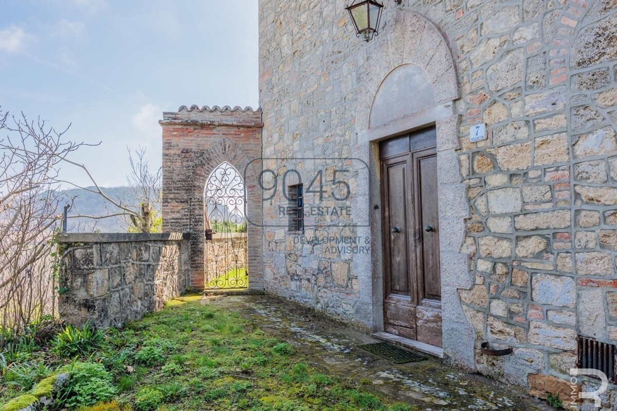 Historisches Schloss mit 61 Hektar Wein- und Landwirtschaft im Chianti