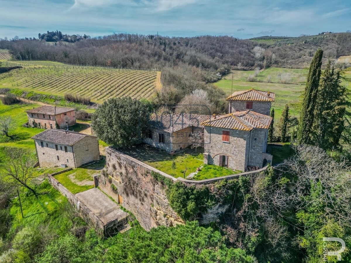Historisches Schloss mit 61 Hektar Wein- und Landwirtschaft im Chianti