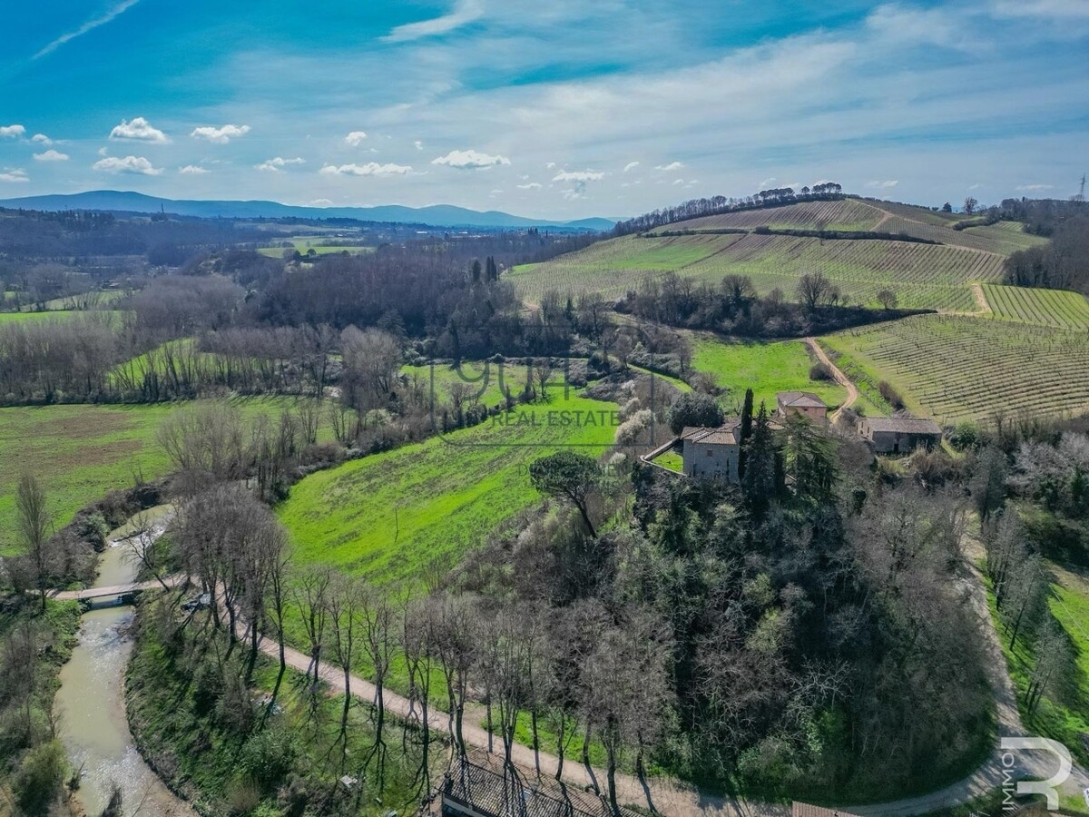 Historisches Schloss mit 61 Hektar Wein- und Landwirtschaft im Chianti