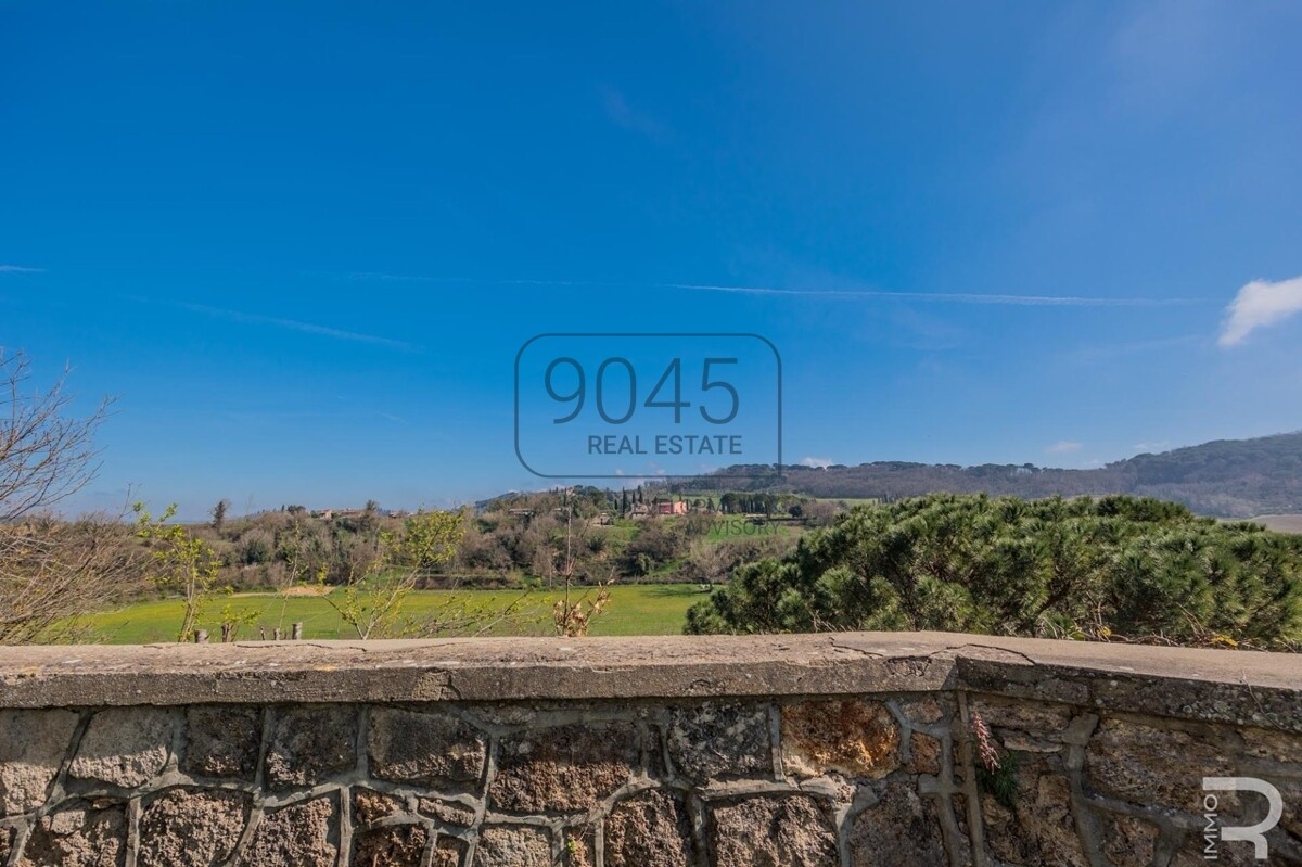 Historisches Schloss mit 61 Hektar Wein- und Landwirtschaft im Chianti