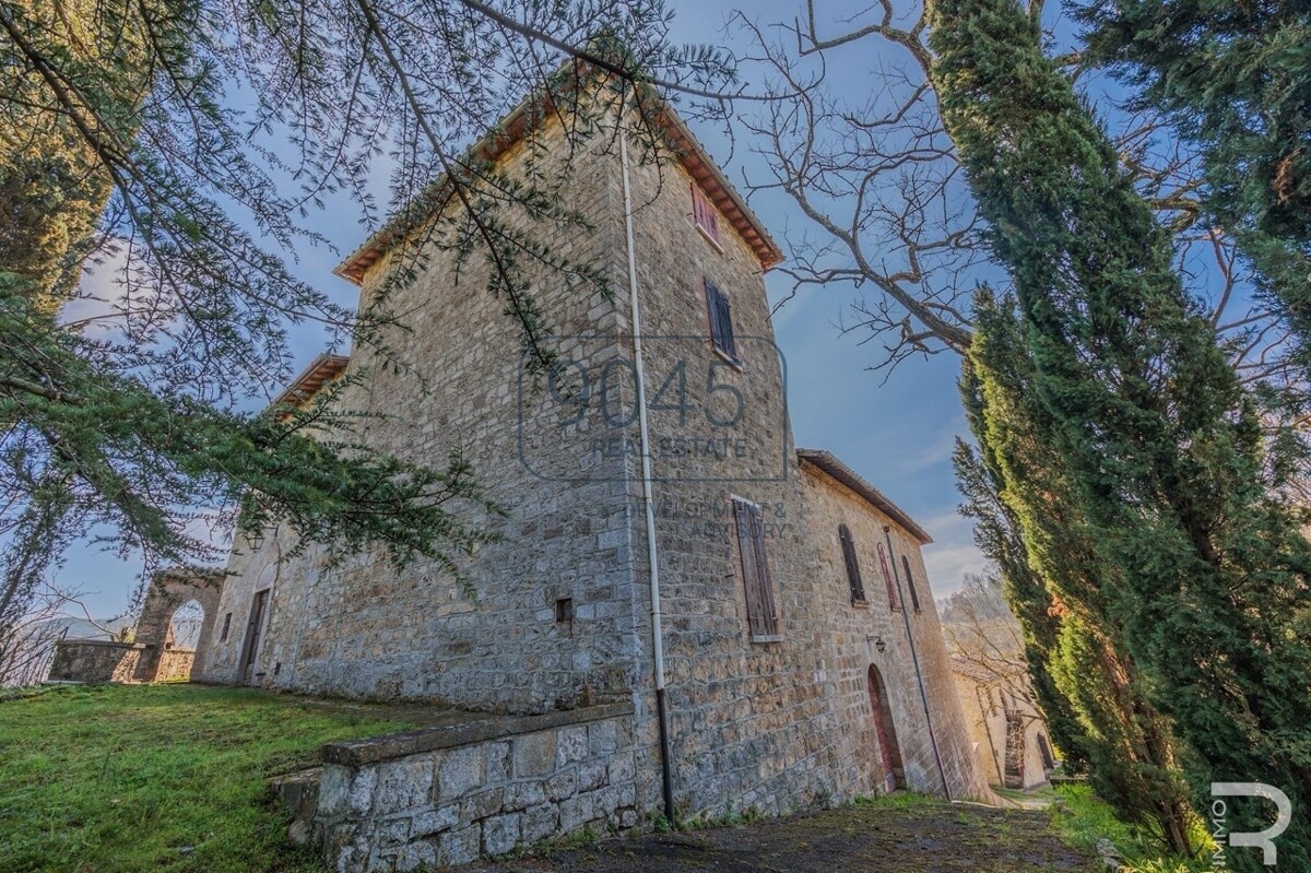 Historisches Schloss mit 61 Hektar Wein- und Landwirtschaft im Chianti