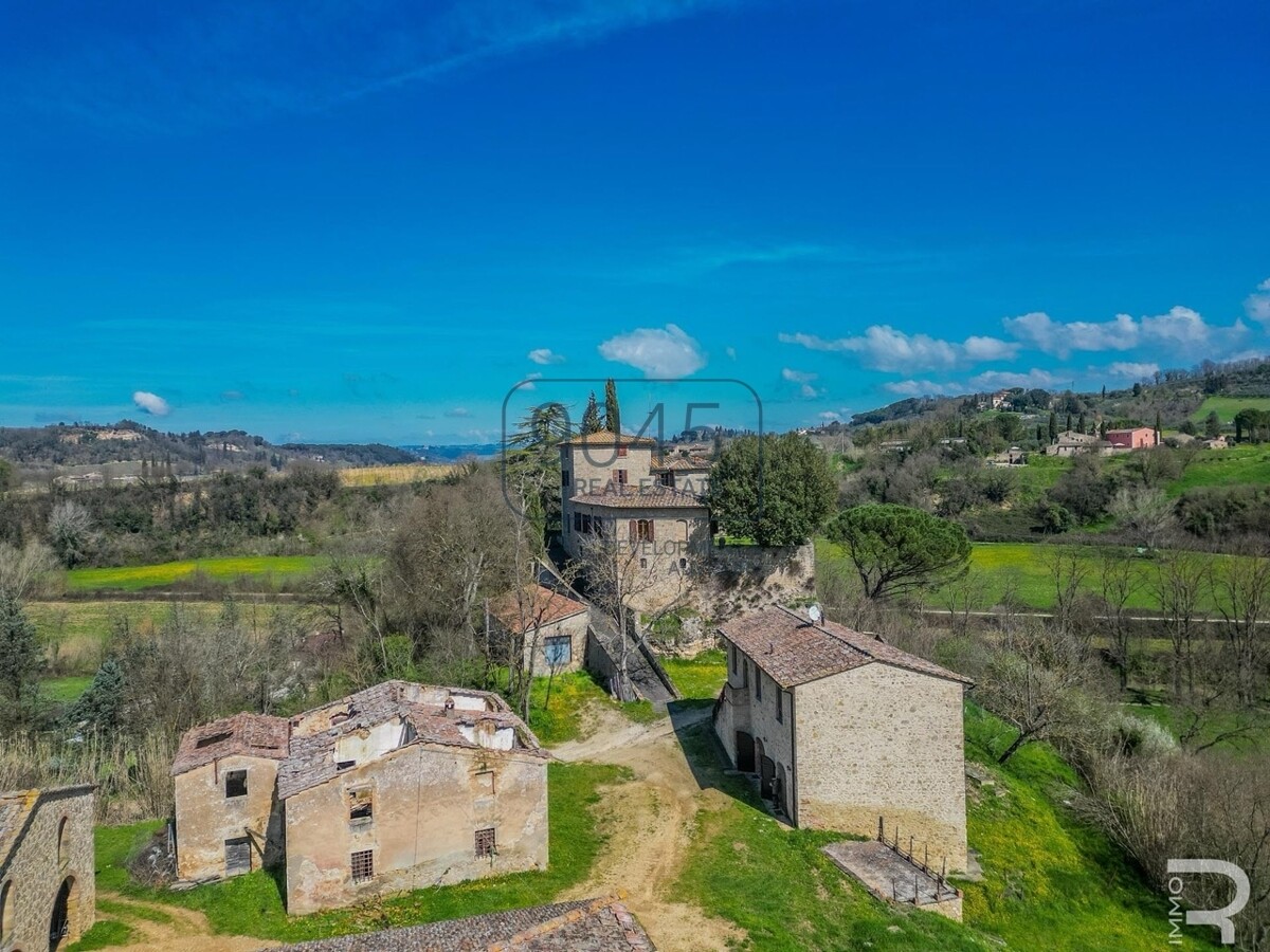 Historisches Schloss mit 61 Hektar Wein- und Landwirtschaft im Chianti