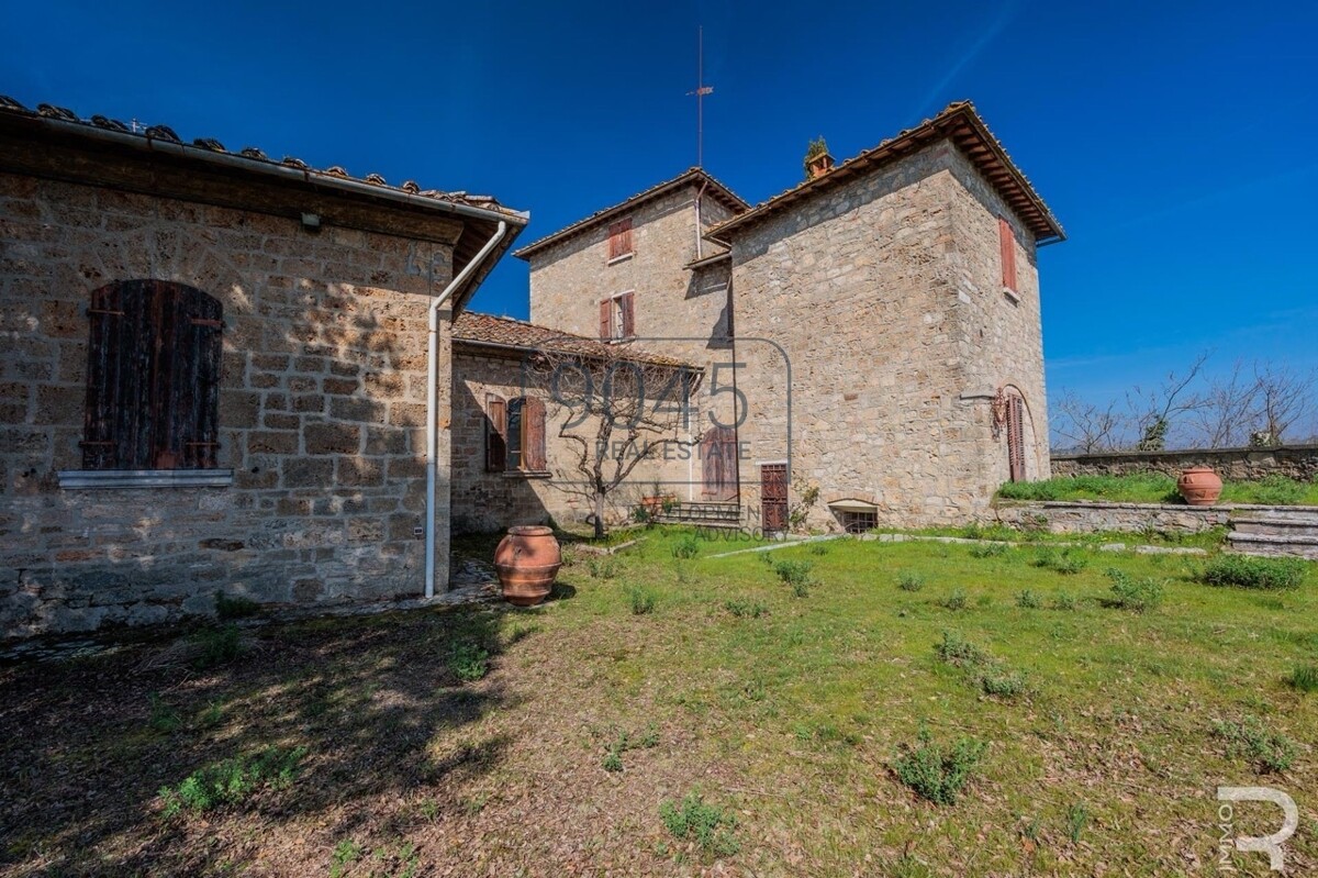 Historisches Schloss mit 61 Hektar Wein- und Landwirtschaft im Chianti