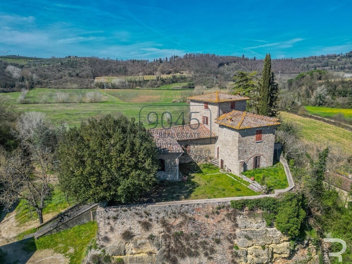 Historisches Schloss mit 61 Hektar Wein- und Landwirtschaft im Chianti