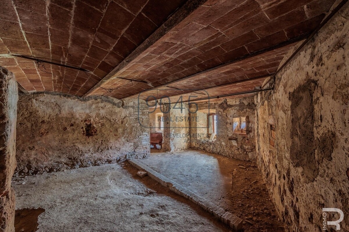 Historisches Schloss mit 61 Hektar Wein- und Landwirtschaft im Chianti