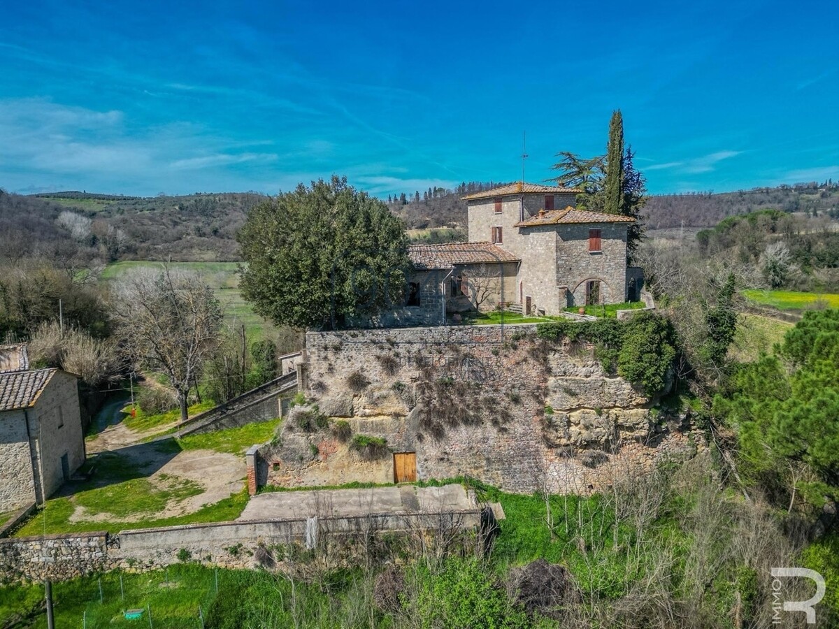 Historisches Schloss mit 61 Hektar Wein- und Landwirtschaft im Chianti