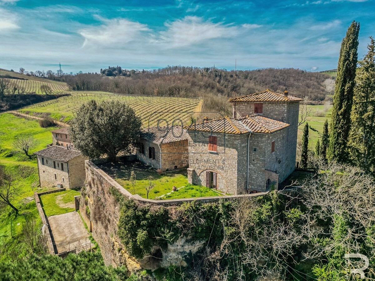 Historisches Schloss mit 61 Hektar Wein- und Landwirtschaft im Chianti