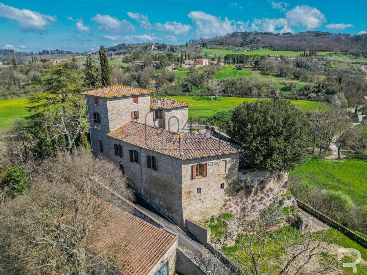 Historisches Schloss mit 61 Hektar Wein- und Landwirtschaft im Chianti