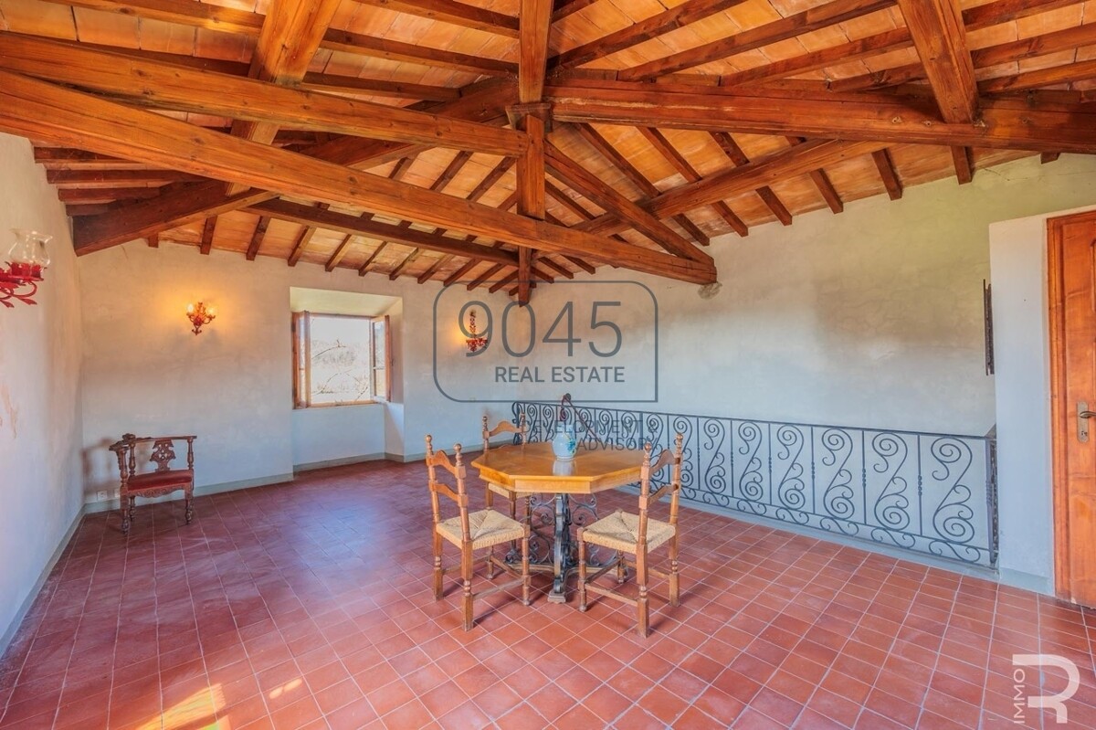 Historisches Schloss mit 61 Hektar Wein- und Landwirtschaft im Chianti
