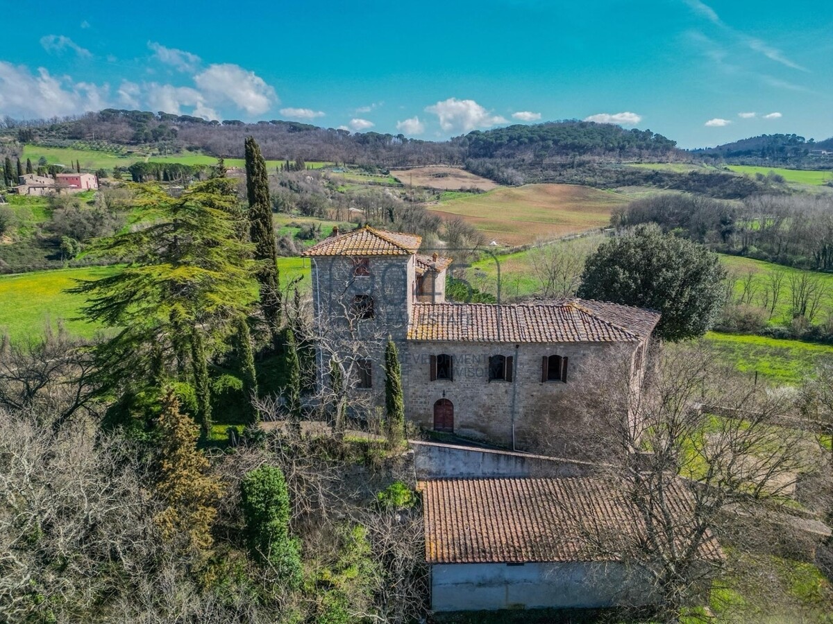 Historisches Schloss mit 61 Hektar Wein- und Landwirtschaft im Chianti