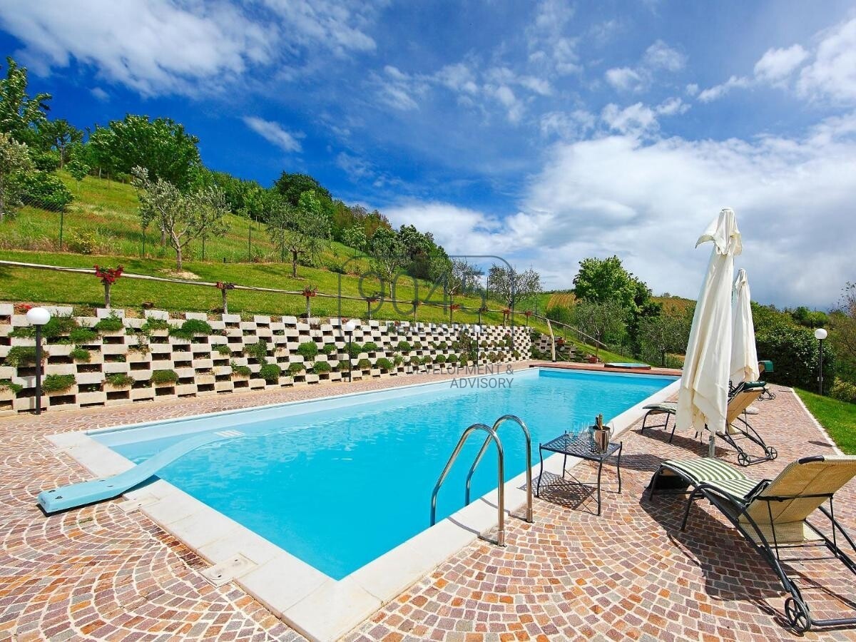 Panoramavilla mit Pool, Wellnessbereich und 13 Hektar Grundstück in den Marken