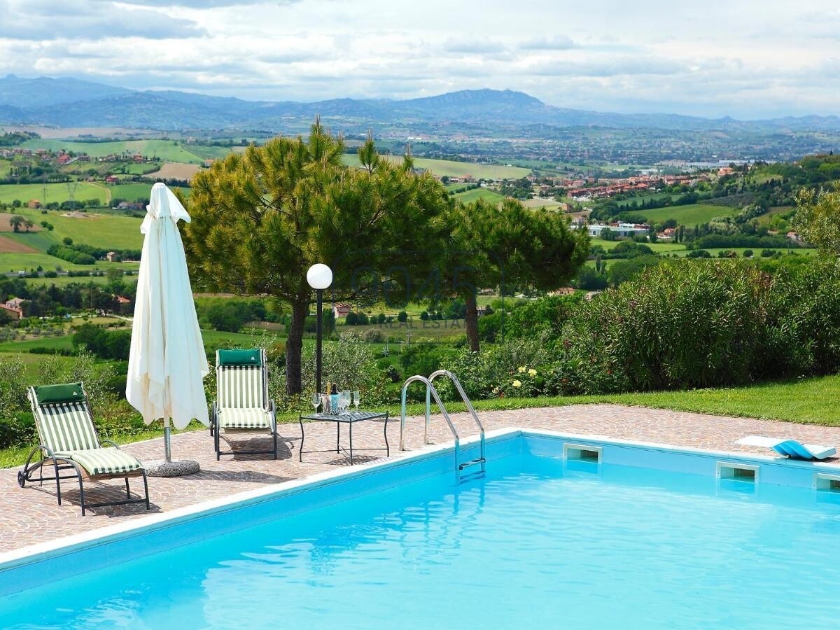 Panoramavilla mit Pool, Wellnessbereich und 13 Hektar Grundstück in den Marken