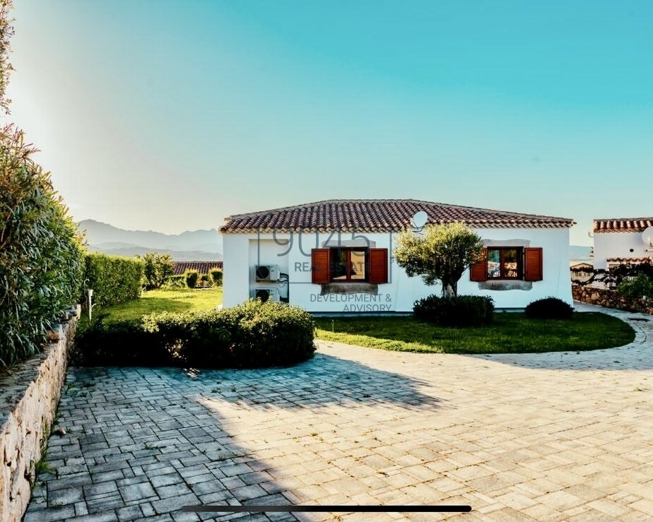 Exklusive Villa mit Pool und Meerblick in Budoni, Sardinien