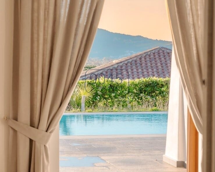 Exklusive Villa mit Pool und Meerblick in Budoni, Sardinien