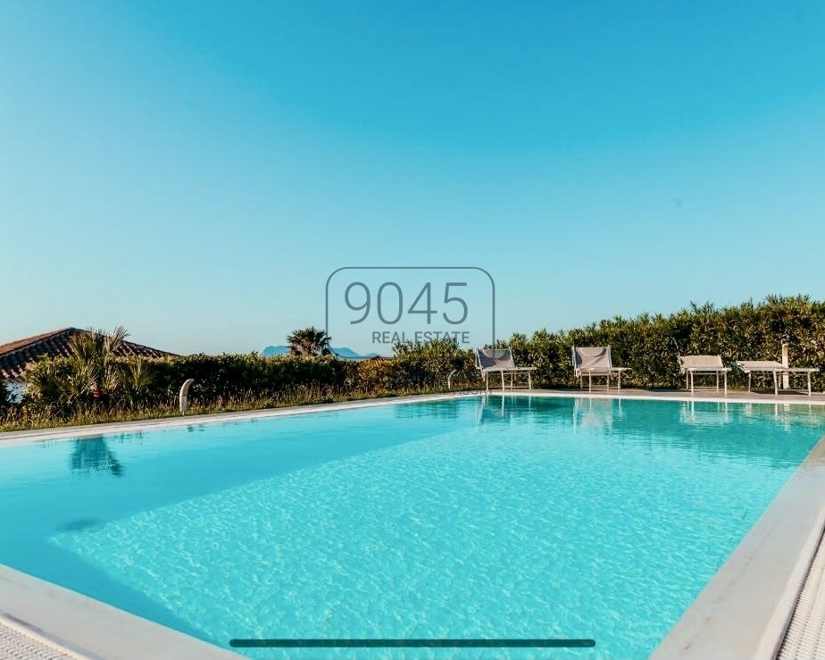 Exklusive Villa mit Pool und Meerblick in Budoni, Sardinien