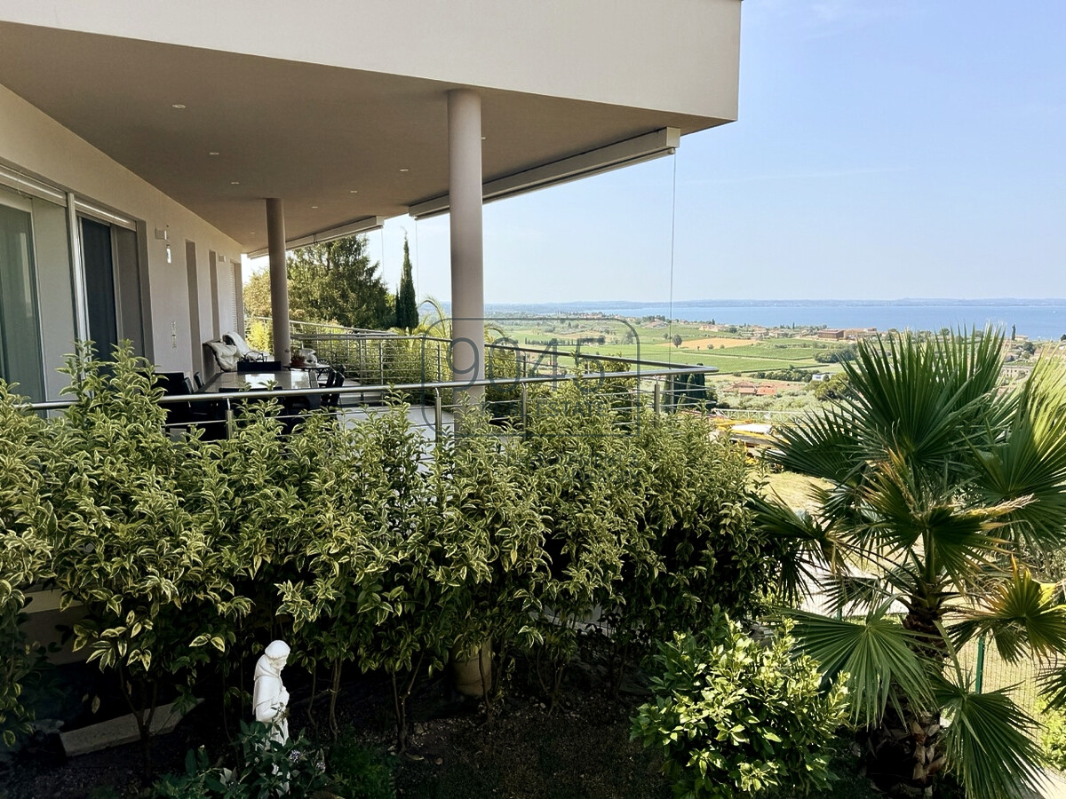 Moderne Villa mit Seeblick und Entwicklungspotenzial in Bardolino