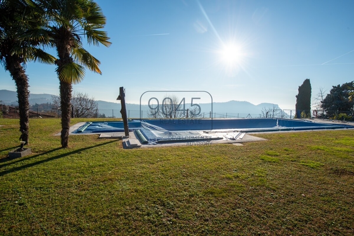Exclusive Villa auf einer Anhöhe mit Seeblick und Pool in Costermano
