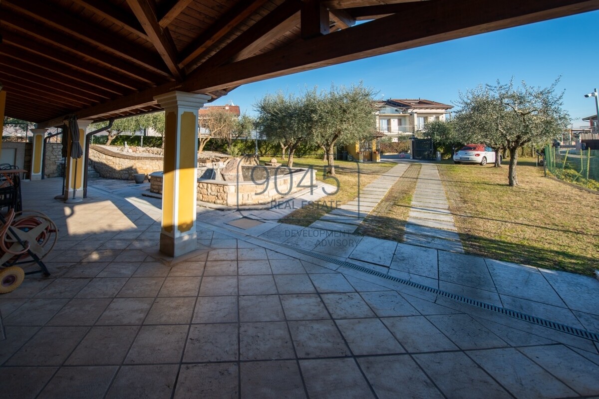 Exclusive Villa auf einer Anhöhe mit Seeblick und Pool in Costermano