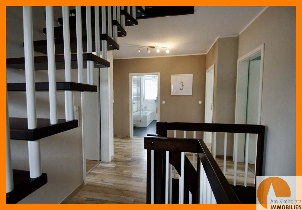 Treppenhaus und Flurbereich OG