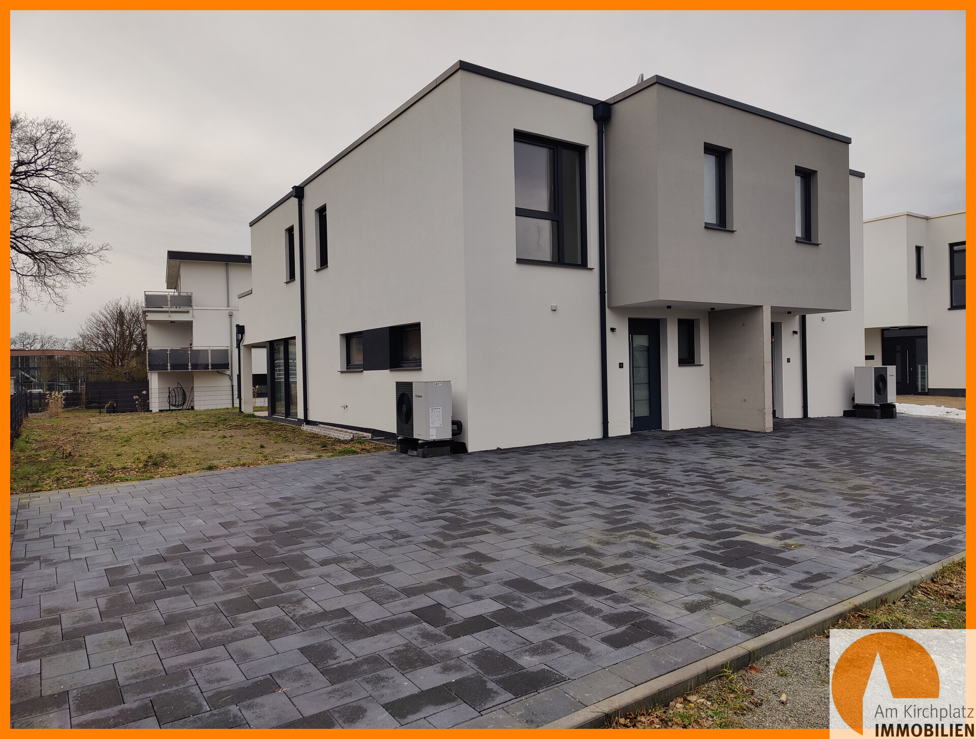 Mit Parkplatz oder Carport