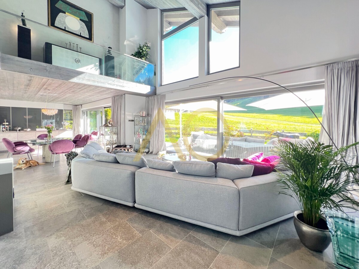 Offenes Wohnzimmer mit viel Glas zum Garten (5)