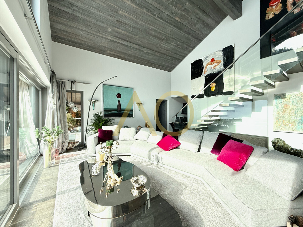 Offenes Wohnzimmer mit viel Glas zum Garten (18)