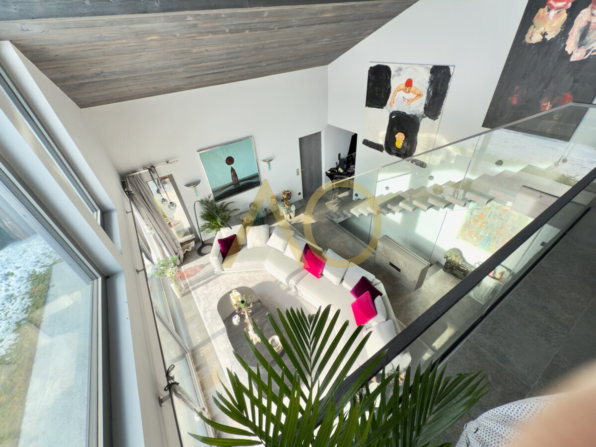 Offenes Wohnzimmer mit viel Glas zum Garten (19)